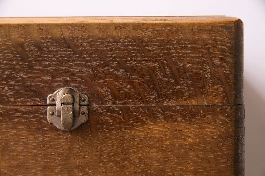 アンティーク雑貨　ナラ材製　昔懐かしい雰囲気が漂うシンプルな薬箱(木箱、救急箱、小物入れ)