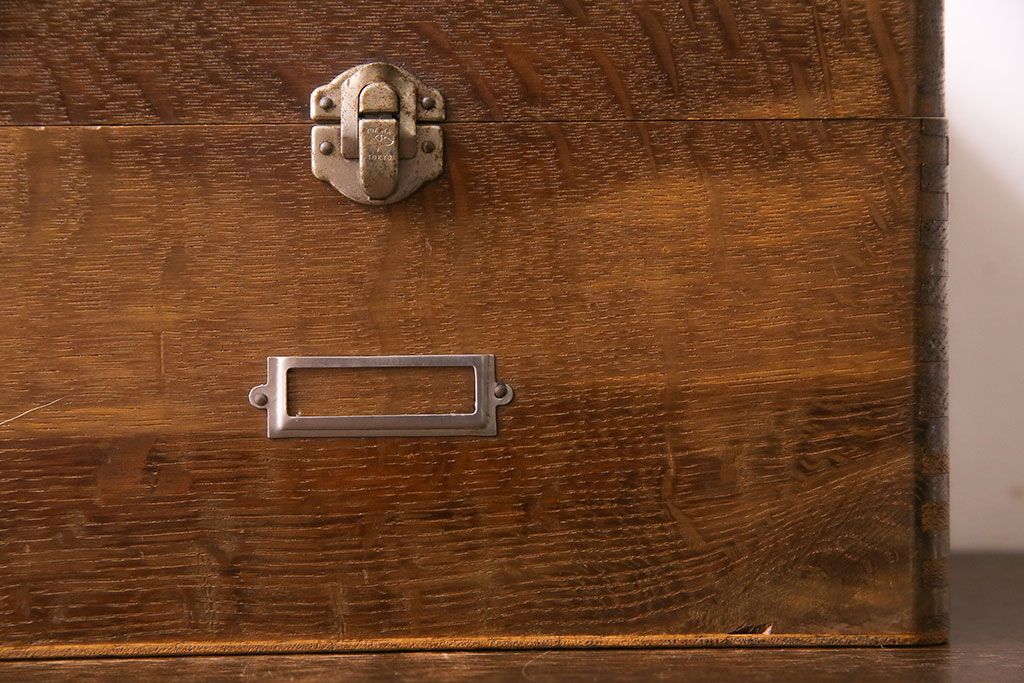 アンティーク雑貨　ナラ材製　昔懐かしい雰囲気が漂うシンプルな薬箱(木箱、救急箱、小物入れ)