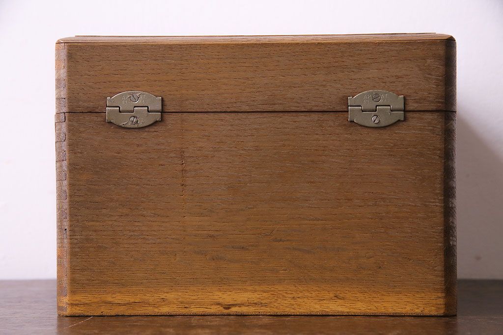 アンティーク雑貨　ナラ材製　昔懐かしい雰囲気が漂うシンプルな薬箱(木箱、救急箱、小物入れ)