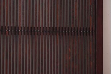 和製アンティーク　総ケヤキ材!　ガラス入り　杢目が味わい深い格子蔵戸(引き戸、建具)