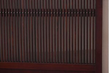 和製アンティーク　総ケヤキ材!　ガラス入り　杢目が味わい深い格子蔵戸(引き戸、建具)