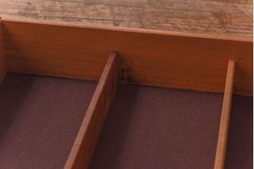 北欧家具　チーク材のなめらかな木肌が美しいサイドボード(飾り棚、カップボード、キッチンボード)