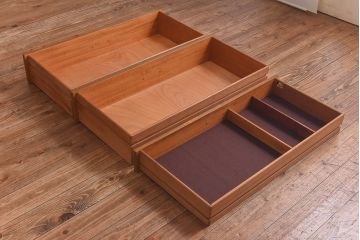 北欧家具　チーク材のなめらかな木肌が美しいサイドボード(飾り棚、カップボード、キッチンボード)