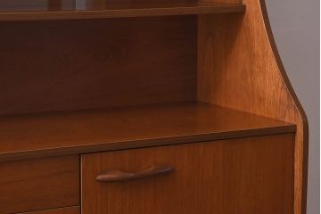 北欧家具　チーク材のなめらかな木肌が美しいサイドボード(飾り棚、カップボード、キッチンボード)