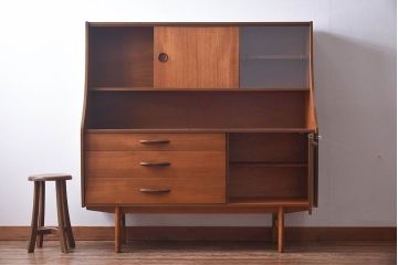 北欧家具　チーク材のなめらかな木肌が美しいサイドボード(飾り棚、カップボード、キッチンボード)