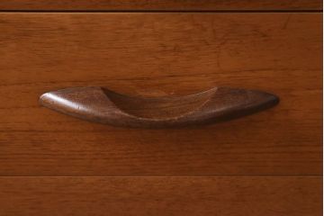 北欧家具　チーク材のなめらかな木肌が美しいサイドボード(飾り棚、カップボード、キッチンボード)