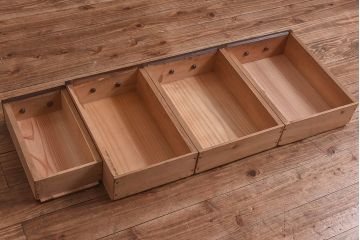 レトロ家具　昭和レトロ　ダイヤガラス　懐かしい雰囲気が漂う作業台付きのカップボード(食器棚、キッチンボード、収納  棚)