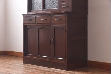 レトロ家具　昭和レトロ　ダイヤガラス　懐かしい雰囲気が漂う作業台付きのカップボード(食器棚、キッチンボード、収納  棚)