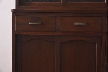 レトロ家具　昭和レトロ　ダイヤガラス　懐かしい雰囲気が漂う作業台付きのカップボード(食器棚、キッチンボード、収納  棚)