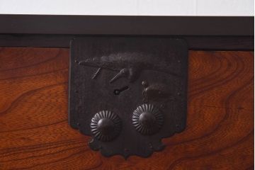 アンティーク家具　和製アンティーク　前面ケヤキ材　モダンな雰囲気の二本松箪笥ローボード(リビングボード、衣装箪笥)