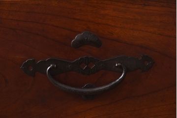 アンティーク家具　和製アンティーク　前面ケヤキ材　モダンな雰囲気の二本松箪笥ローボード(リビングボード、衣装箪笥)