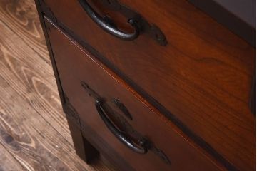 アンティーク家具　和製アンティーク　前面ケヤキ材　モダンな雰囲気の二本松箪笥ローボード(リビングボード、衣装箪笥)