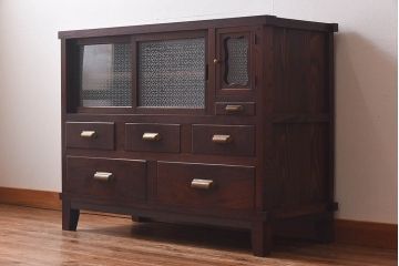 昭和レトロ　前面ケヤキ材　ラフジュオリジナルガラス　花模様のカットガラスが可愛らしいリメイク戸棚(ローボード、テレビボード、収納棚)