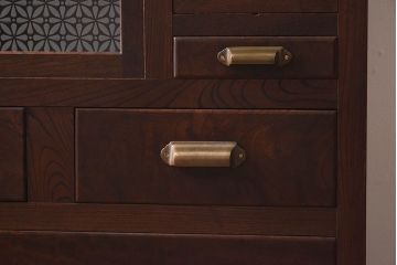 昭和レトロ　前面ケヤキ材　ラフジュオリジナルガラス　花模様のカットガラスが可愛らしいリメイク戸棚(ローボード、テレビボード、収納棚)