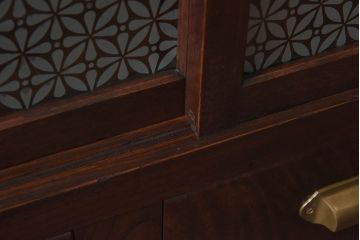 昭和レトロ　前面ケヤキ材　ラフジュオリジナルガラス　花模様のカットガラスが可愛らしいリメイク戸棚(ローボード、テレビボード、収納棚)