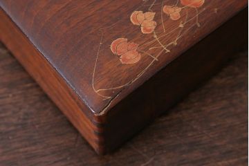 アンティーク雑貨　昭和中期　クスノキ材　和の風情を漂わせる蒔絵が美しい収納箱