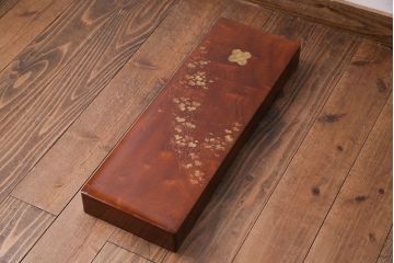 アンティーク雑貨　昭和中期　クスノキ材　『違い鷹の羽』紋　品のある蒔絵が施された収納箱