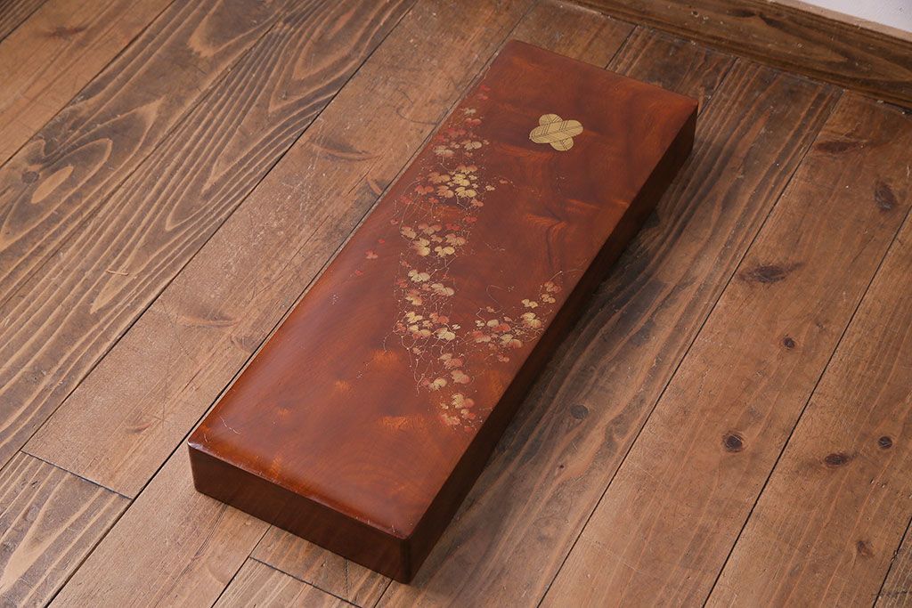 アンティーク雑貨　昭和中期　クスノキ材　『違い鷹の羽』紋　品のある蒔絵が施された収納箱