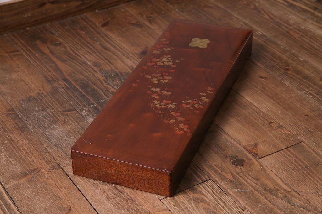 アンティーク雑貨　昭和中期　クスノキ材　『違い鷹の羽』紋　品のある蒔絵が施された収納箱