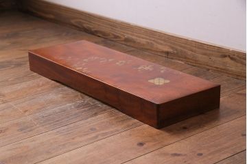 アンティーク雑貨　昭和中期　クスノキ材　『違い鷹の羽』紋　品のある蒔絵が施された収納箱