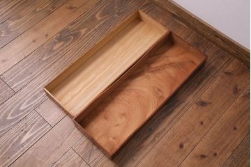 アンティーク雑貨　昭和中期　クスノキ材　『違い鷹の羽』紋　品のある蒔絵が施された収納箱