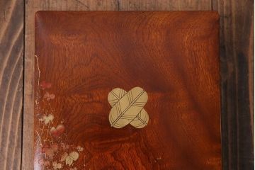 アンティーク雑貨　昭和中期　クスノキ材　『違い鷹の羽』紋　品のある蒔絵が施された収納箱