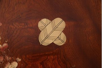 アンティーク雑貨　昭和中期　クスノキ材　『違い鷹の羽』紋　品のある蒔絵が施された収納箱