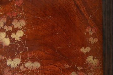 アンティーク雑貨　昭和中期　クスノキ材　『違い鷹の羽』紋　品のある蒔絵が施された収納箱