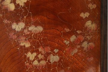 アンティーク雑貨　昭和中期　クスノキ材　『違い鷹の羽』紋　品のある蒔絵が施された収納箱