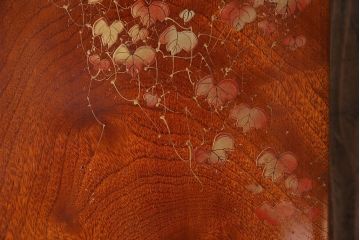 アンティーク雑貨　昭和中期　クスノキ材　『違い鷹の羽』紋　品のある蒔絵が施された収納箱