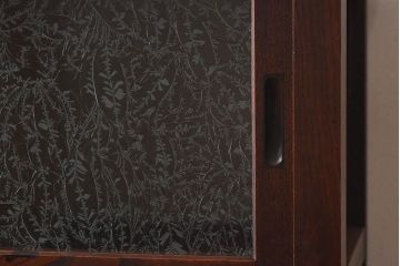 レトロ家具　昭和レトロ　前面ケヤキ　結霜ガラス　繊細な組子が上品な印象の戸棚(食器棚、収納棚)