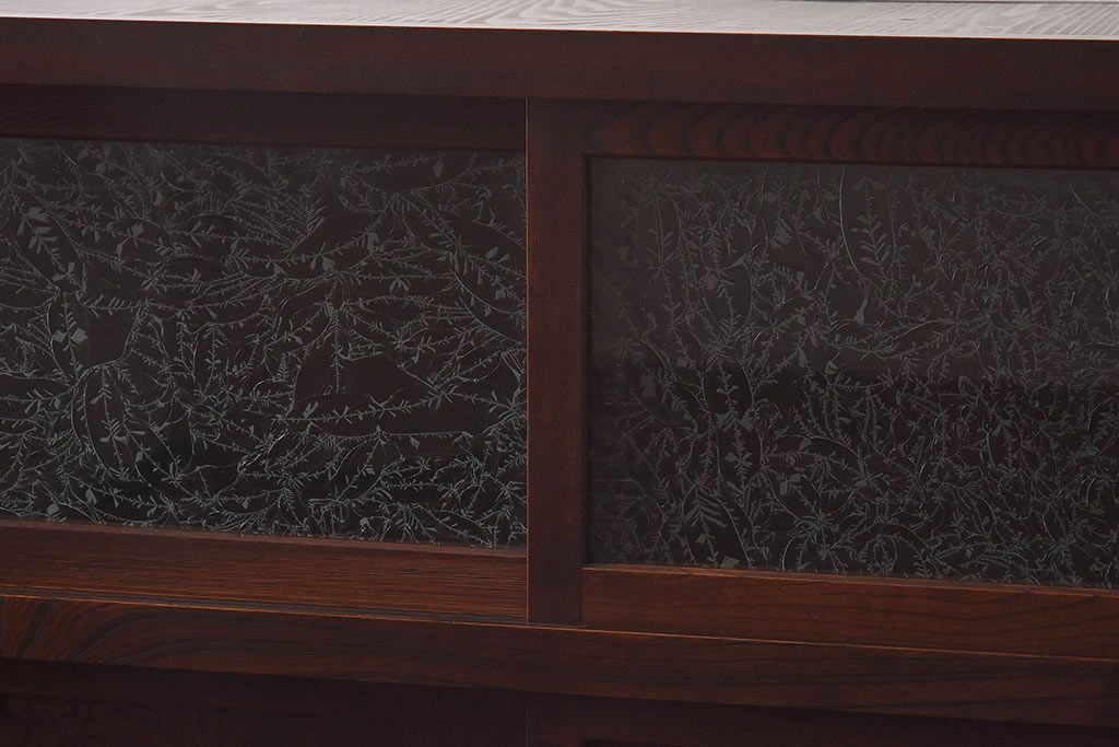 レトロ家具　昭和レトロ　前面ケヤキ　結霜ガラス　繊細な組子が上品な印象の戸棚(食器棚、収納棚)