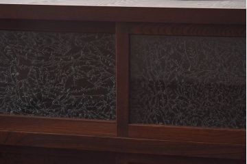 レトロ家具　昭和レトロ　前面ケヤキ　結霜ガラス　繊細な組子が上品な印象の戸棚(食器棚、収納棚)