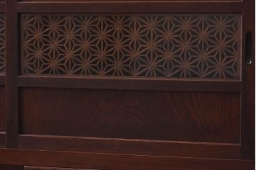 レトロ家具　昭和レトロ　前面ケヤキ　結霜ガラス　繊細な組子が上品な印象の戸棚(食器棚、収納棚)