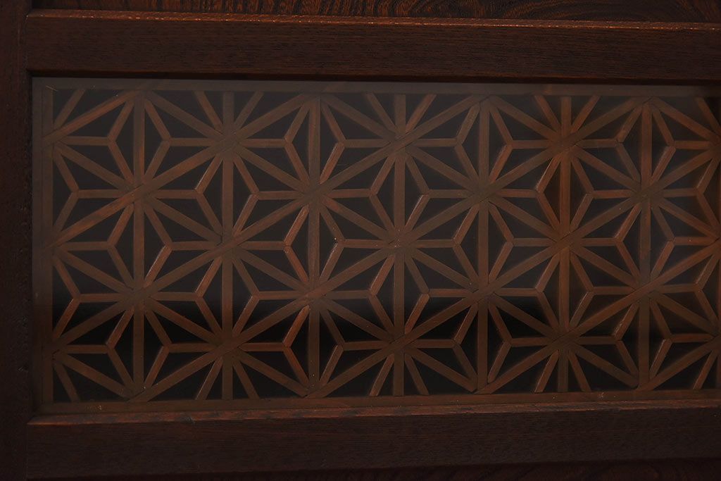 レトロ家具　昭和レトロ　前面ケヤキ　結霜ガラス　繊細な組子が上品な印象の戸棚(食器棚、収納棚)