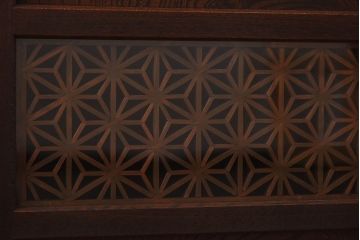 レトロ家具　昭和レトロ　前面ケヤキ　結霜ガラス　繊細な組子が上品な印象の戸棚(食器棚、収納棚)