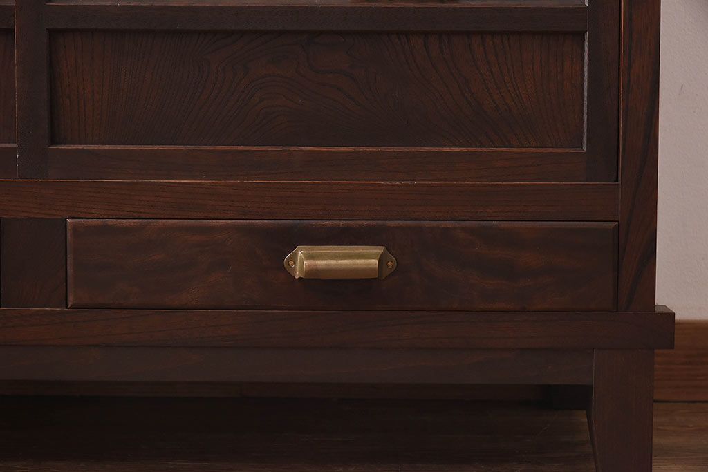 レトロ家具　昭和レトロ　前面ケヤキ　結霜ガラス　繊細な組子が上品な印象の戸棚(食器棚、収納棚)