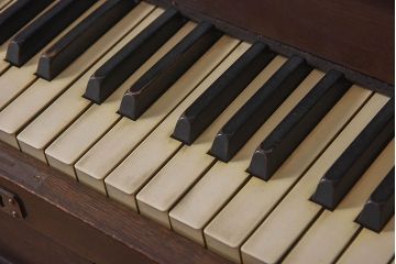 アンティーク雑貨　ジャンク品　YAMAHA(ヤマハ、日本楽器)　ナラ材　レトロな雰囲気満載のリードオルガン(楽器)