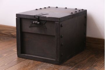 アンティーク雑貨　和製アンティーク　ヒノキ材　無骨な雰囲気を漂わせる銭箱(銭函)