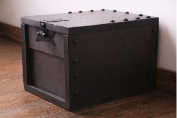 アンティーク雑貨　和製アンティーク　ヒノキ材　無骨な雰囲気を漂わせる銭箱(銭函)
