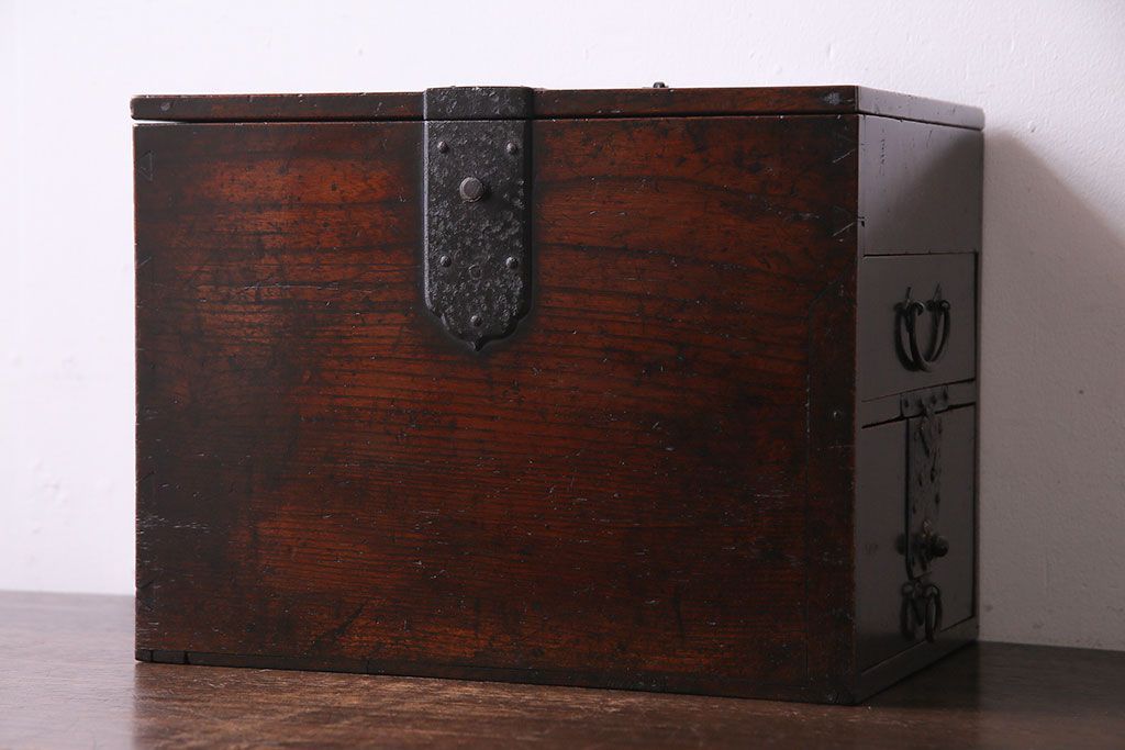 アンティーク雑貨　和製アンティーク　ケヤキ材　古い質感の金具が目を惹く硯箱(小引き出し、小物入れ、木箱)