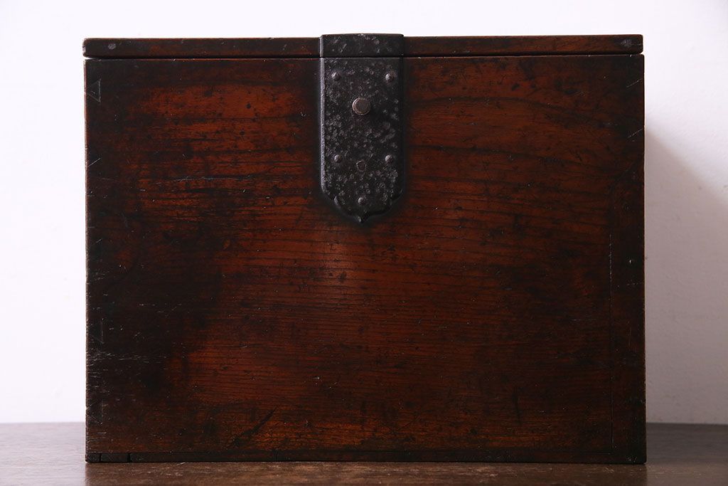 アンティーク雑貨　和製アンティーク　ケヤキ材　古い質感の金具が目を惹く硯箱(小引き出し、小物入れ、木箱)