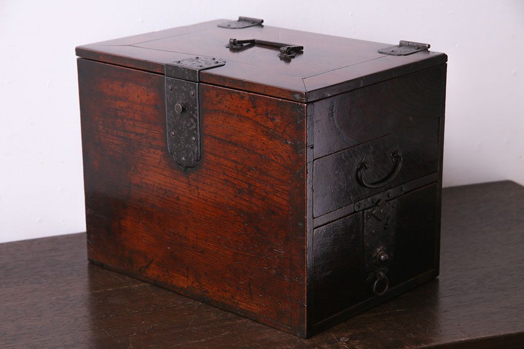 アンティーク雑貨　和製アンティーク　ケヤキ材　古い質感の金具が目を惹く硯箱(小引き出し、小物入れ、木箱)