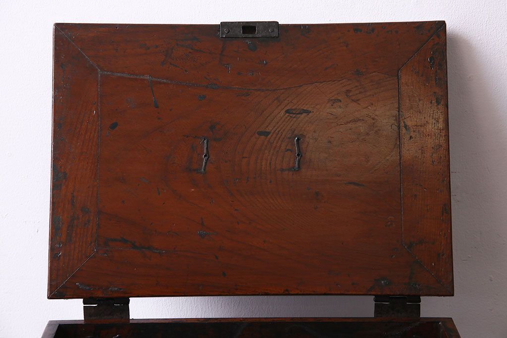 アンティーク雑貨　和製アンティーク　ケヤキ材　古い質感の金具が目を惹く硯箱(小引き出し、小物入れ、木箱)