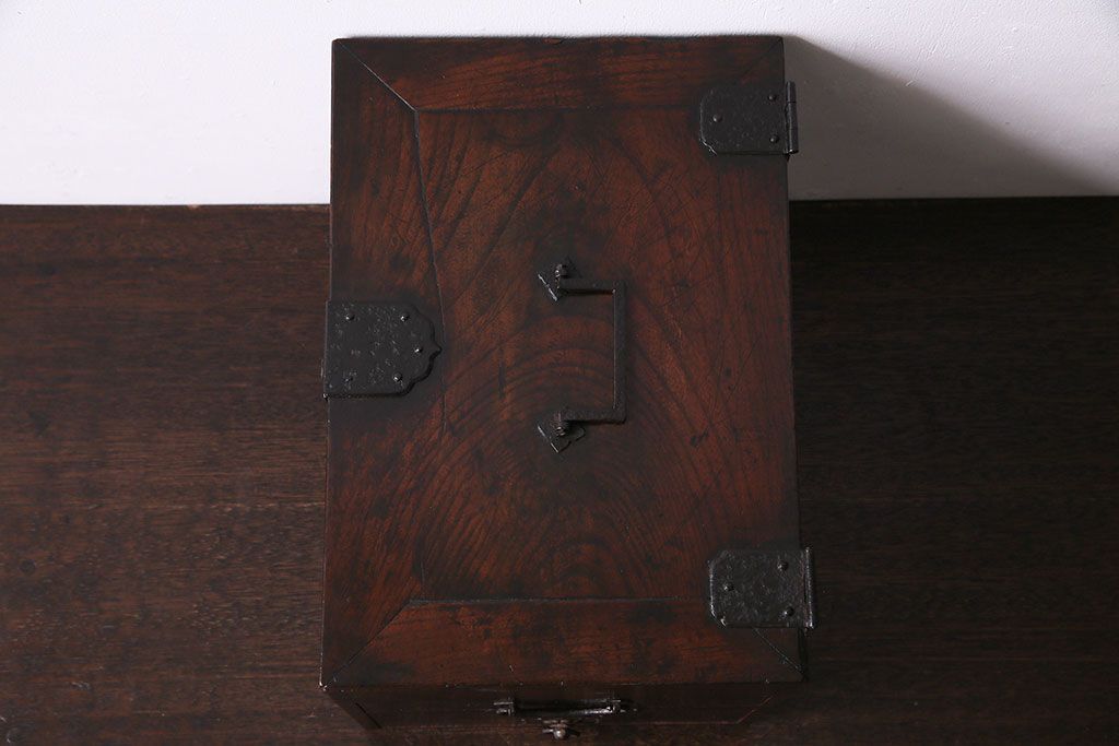 アンティーク雑貨　和製アンティーク　ケヤキ材　古い質感の金具が目を惹く硯箱(小引き出し、小物入れ、木箱)
