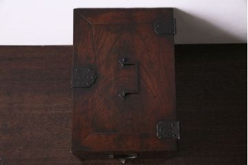 アンティーク雑貨　和製アンティーク　ケヤキ材　古い質感の金具が目を惹く硯箱(小引き出し、小物入れ、木箱)