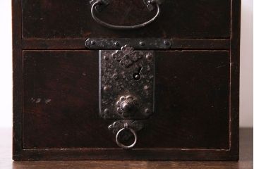 アンティーク雑貨　和製アンティーク　ケヤキ材　古い質感の金具が目を惹く硯箱(小引き出し、小物入れ、木箱)