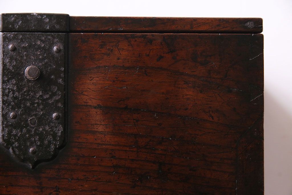 アンティーク雑貨　和製アンティーク　ケヤキ材　古い質感の金具が目を惹く硯箱(小引き出し、小物入れ、木箱)