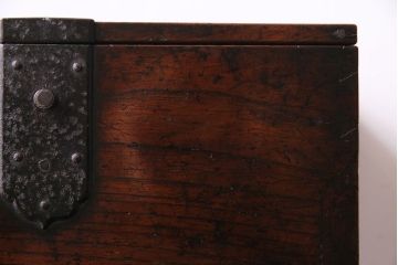 アンティーク雑貨　和製アンティーク　ケヤキ材　古い質感の金具が目を惹く硯箱(小引き出し、小物入れ、木箱)