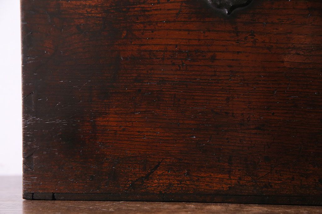 アンティーク雑貨　和製アンティーク　ケヤキ材　古い質感の金具が目を惹く硯箱(小引き出し、小物入れ、木箱)